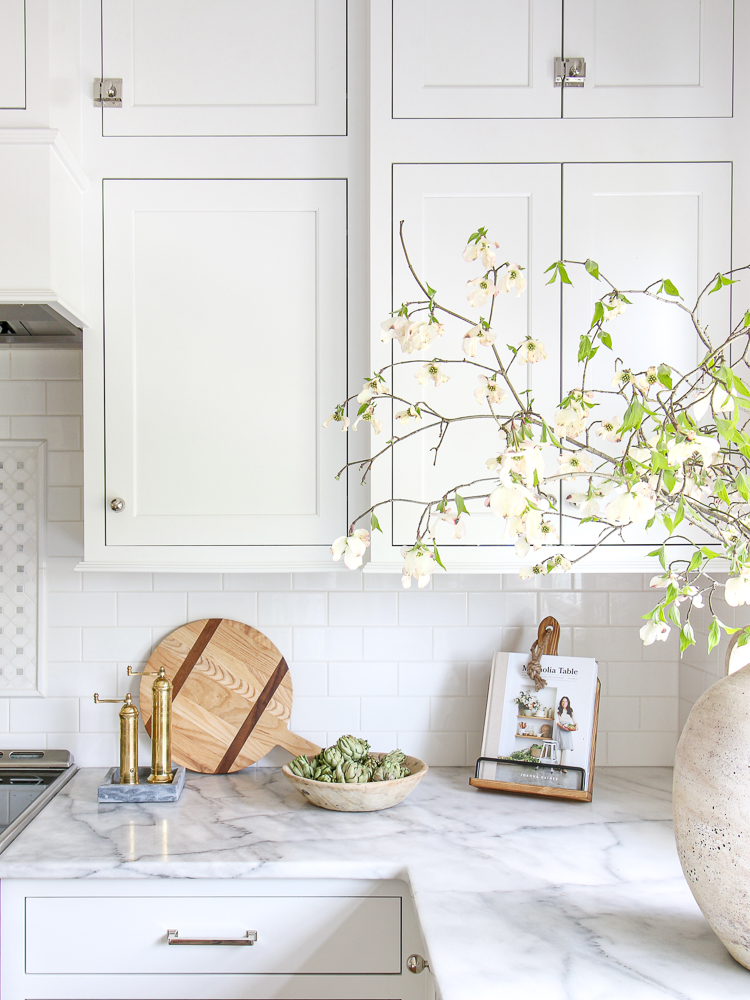 How to choose coloured grout with white tiles? Make your bathroom or kitchen look amazing.