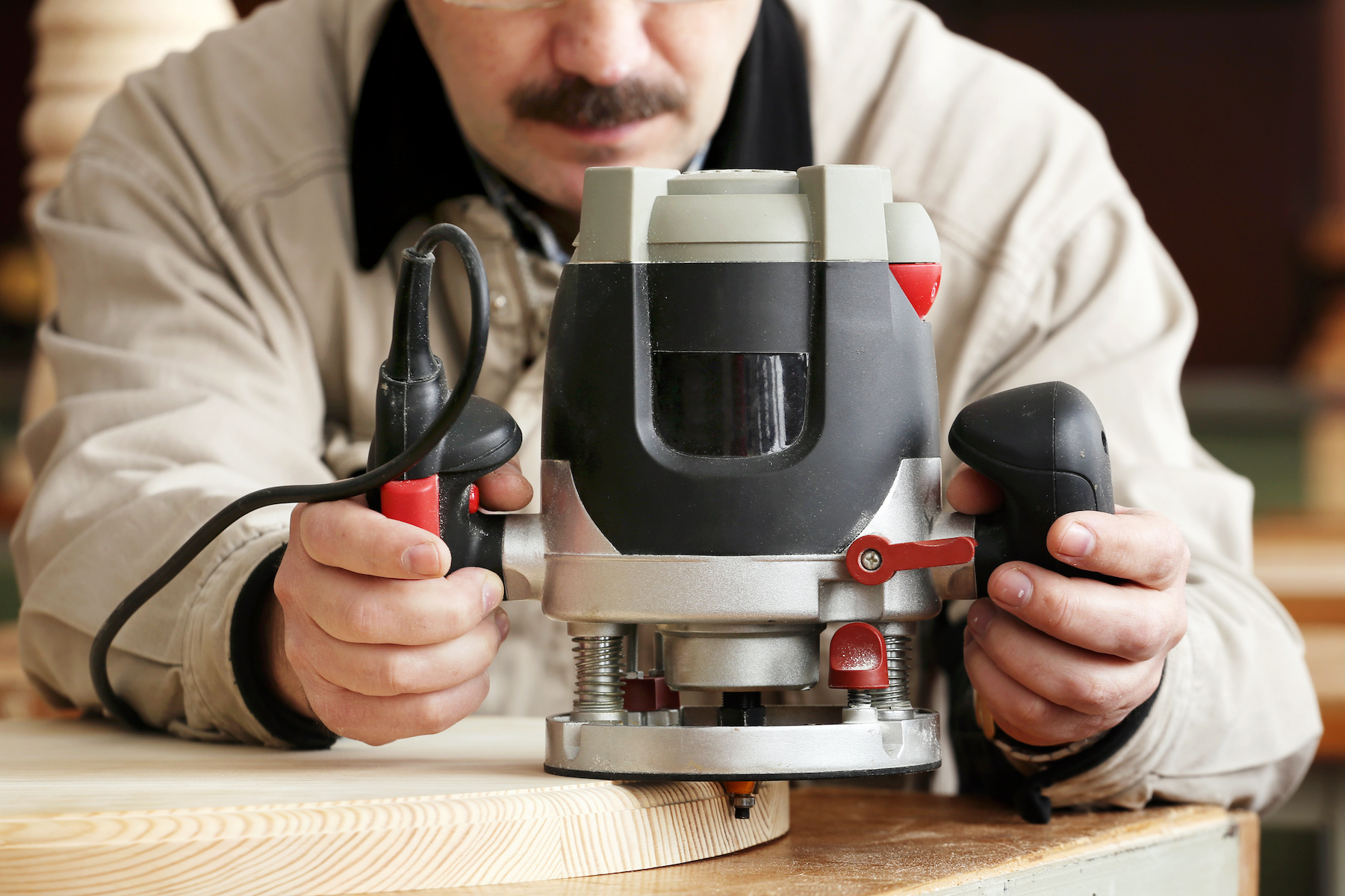 Plunge router vs fixed, how to choose? Here are the main things to think about for your workshop.