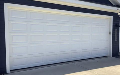 How to choose garage door materials? Simple steps to help you pick the perfect one quickly.