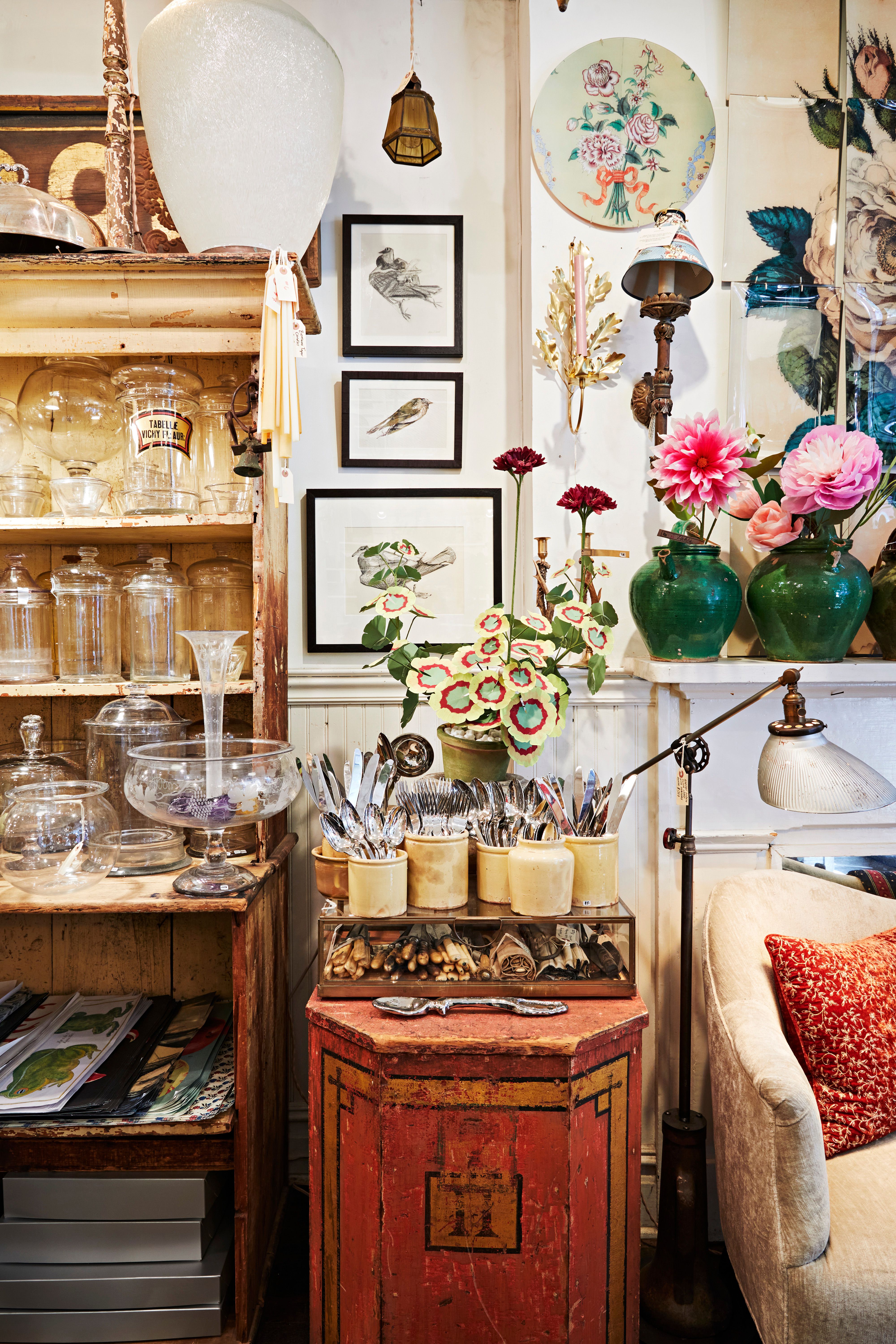 What makes something vintage? Get Our Easy and Quick Tips for Spotting Genuine Vintage Treasures.