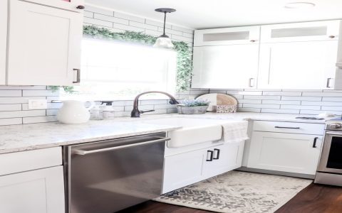 How to choose coloured grout with white tiles? Make your bathroom or kitchen look amazing.