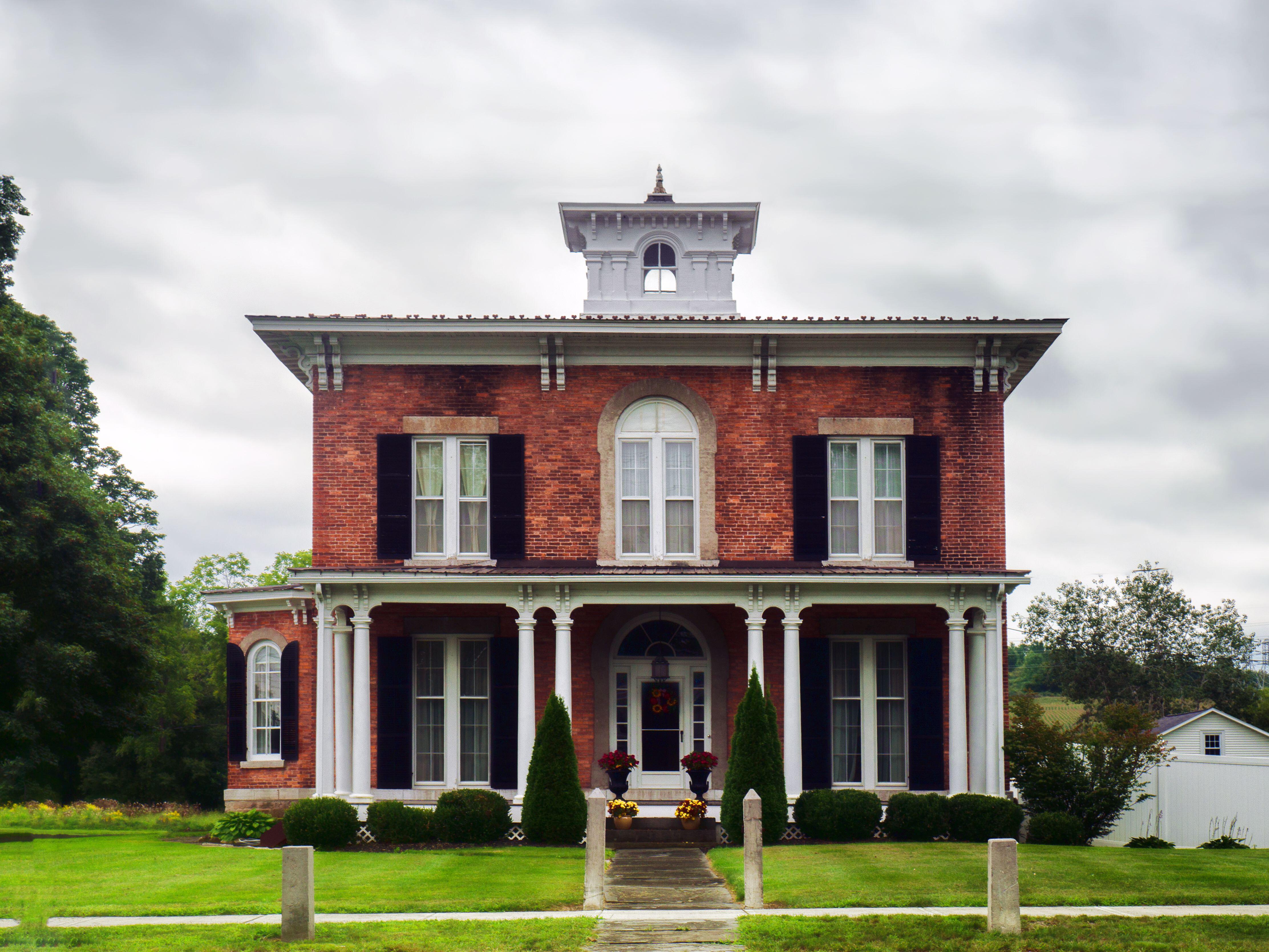 What is a 4 square home exactly? (Learn the main features of this cool and classic house design)