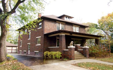 What exactly is an American Foursquare house? (Learn all the key details about this classic home style)
