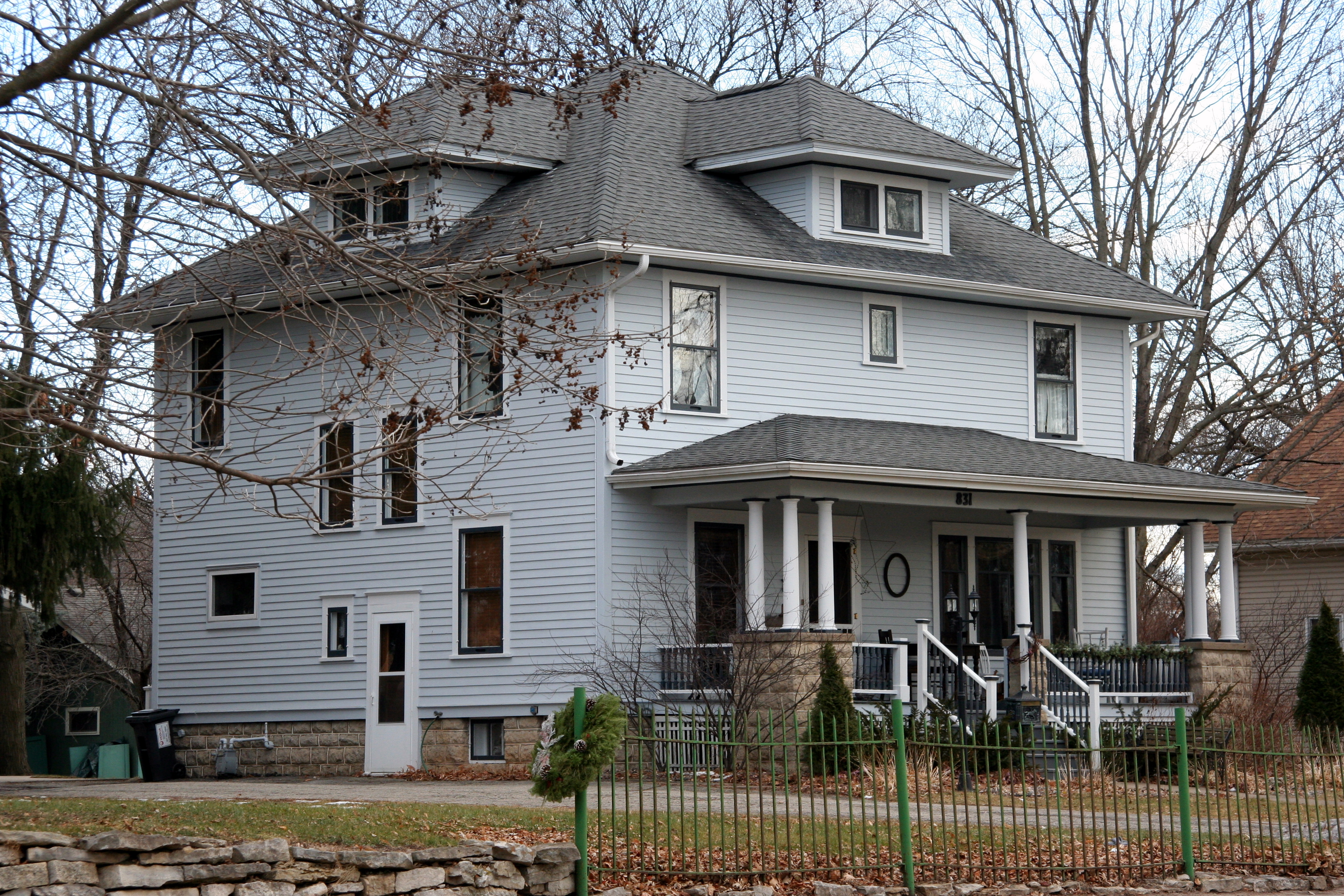 What is an american foursquare. house style? Learn its main features and why its so very popular!