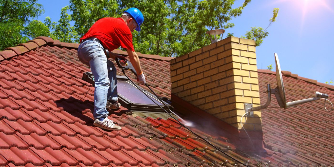 Applying moss killer for roof yourself? Simple tips for a job well done and a clear roof.