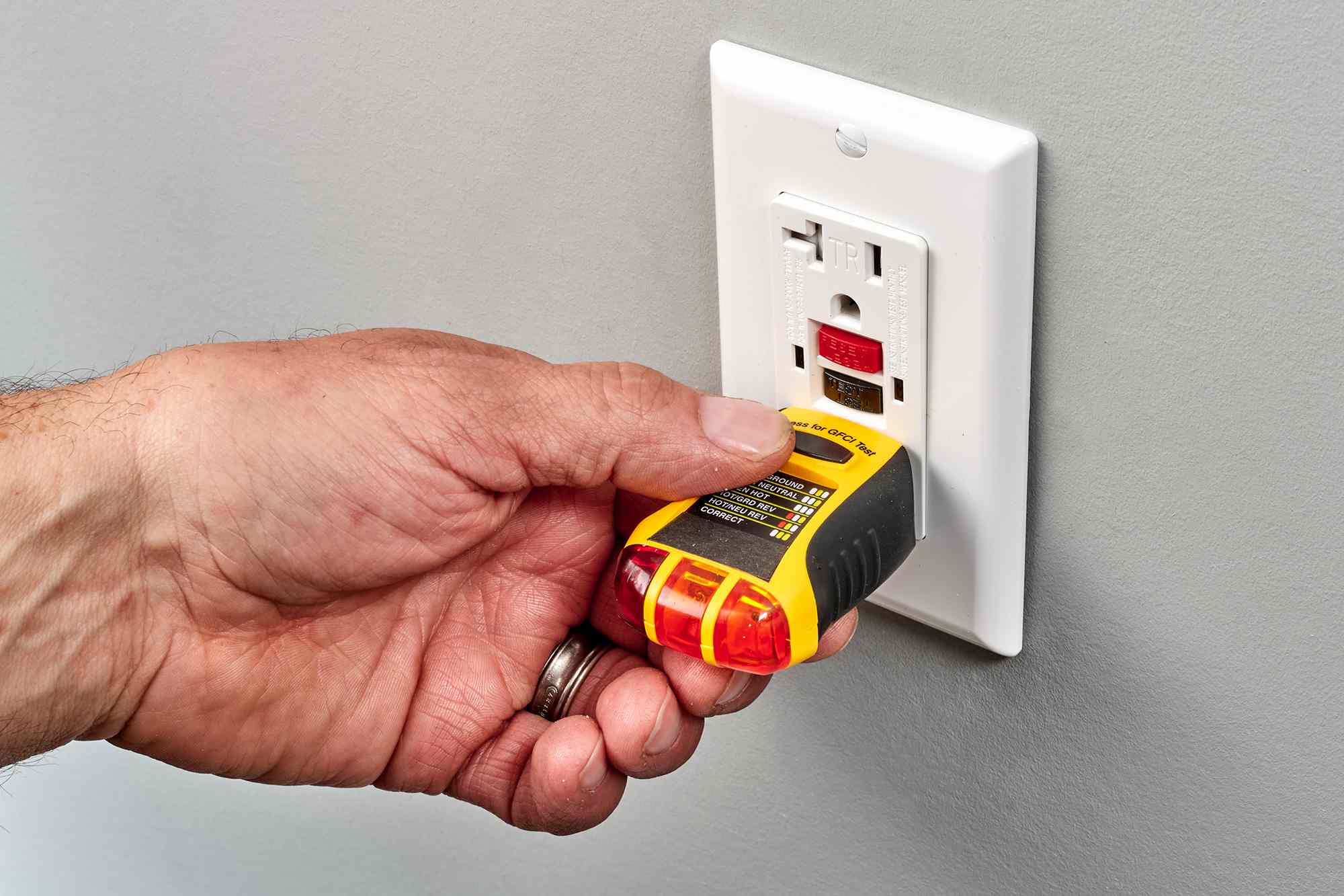 My electrical outlet stopped working, what are the first steps? (Easy troubleshooting tips for a quick fix)