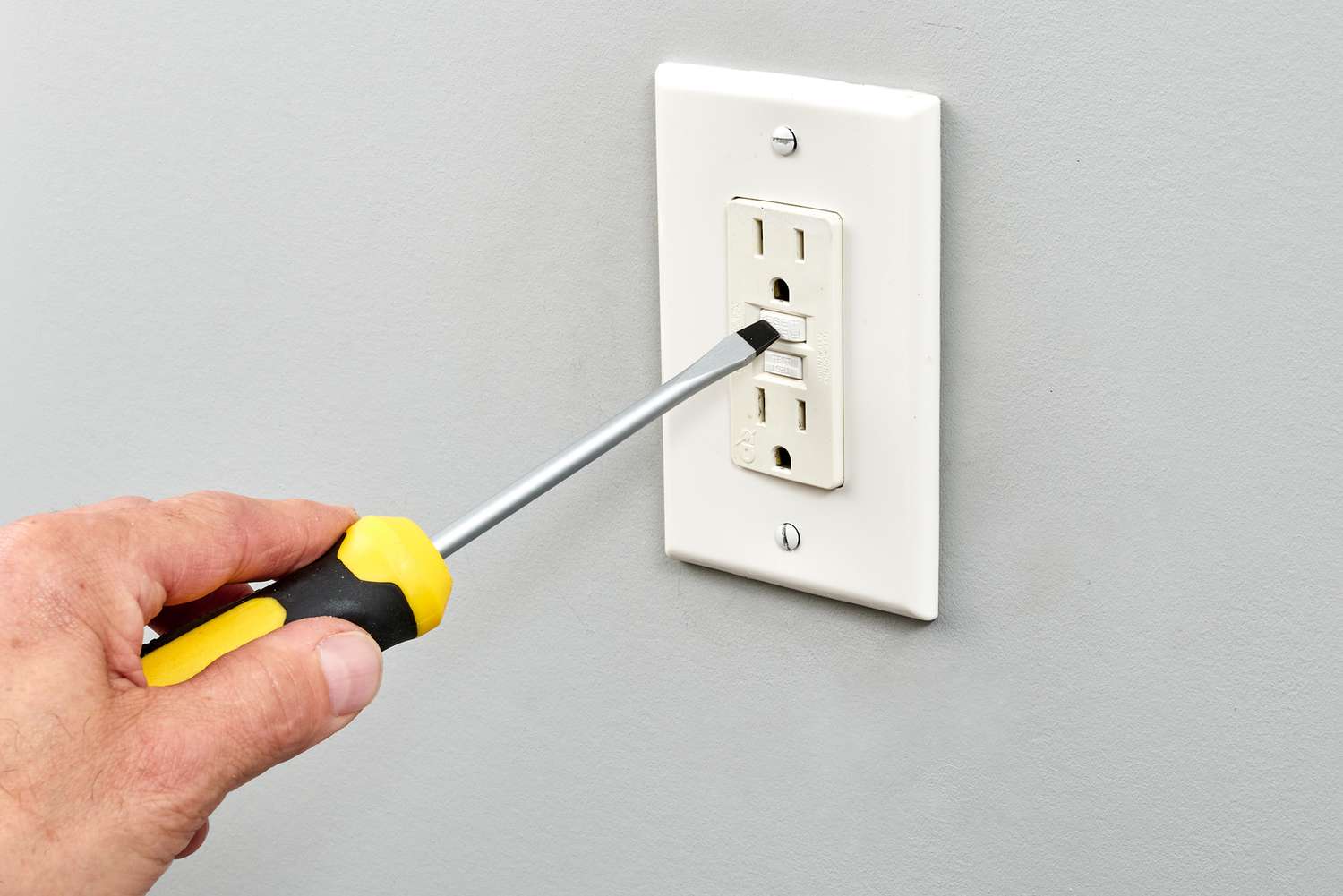 My electrical outlet stopped working, what are the first steps? (Easy troubleshooting tips for a quick fix)